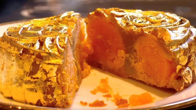 A close look at the process of gilding gold on luxury moon-cakes in Hanoi